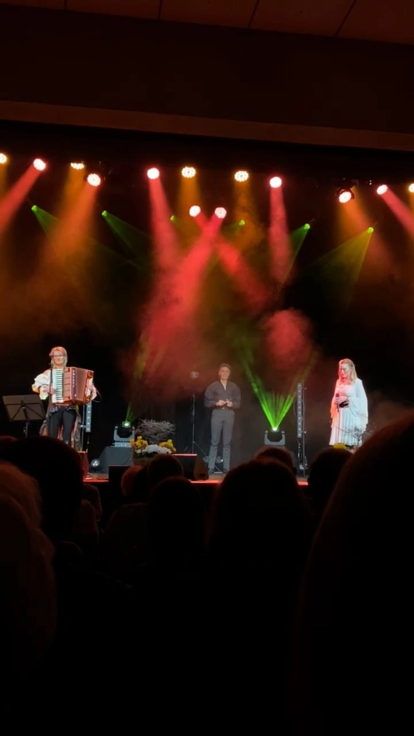 Sänger - Schlagersänger für Tanzveranstaltungen & Konzerte - Michael Kastel singt auf der Bühne