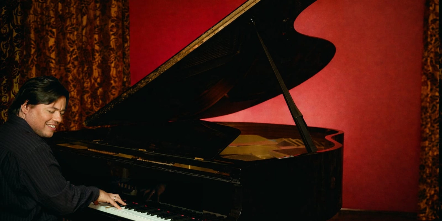 Sänger - Schlagersänger für Tanzveranstaltungen & Konzerte - Ein Mann spielt Klavier