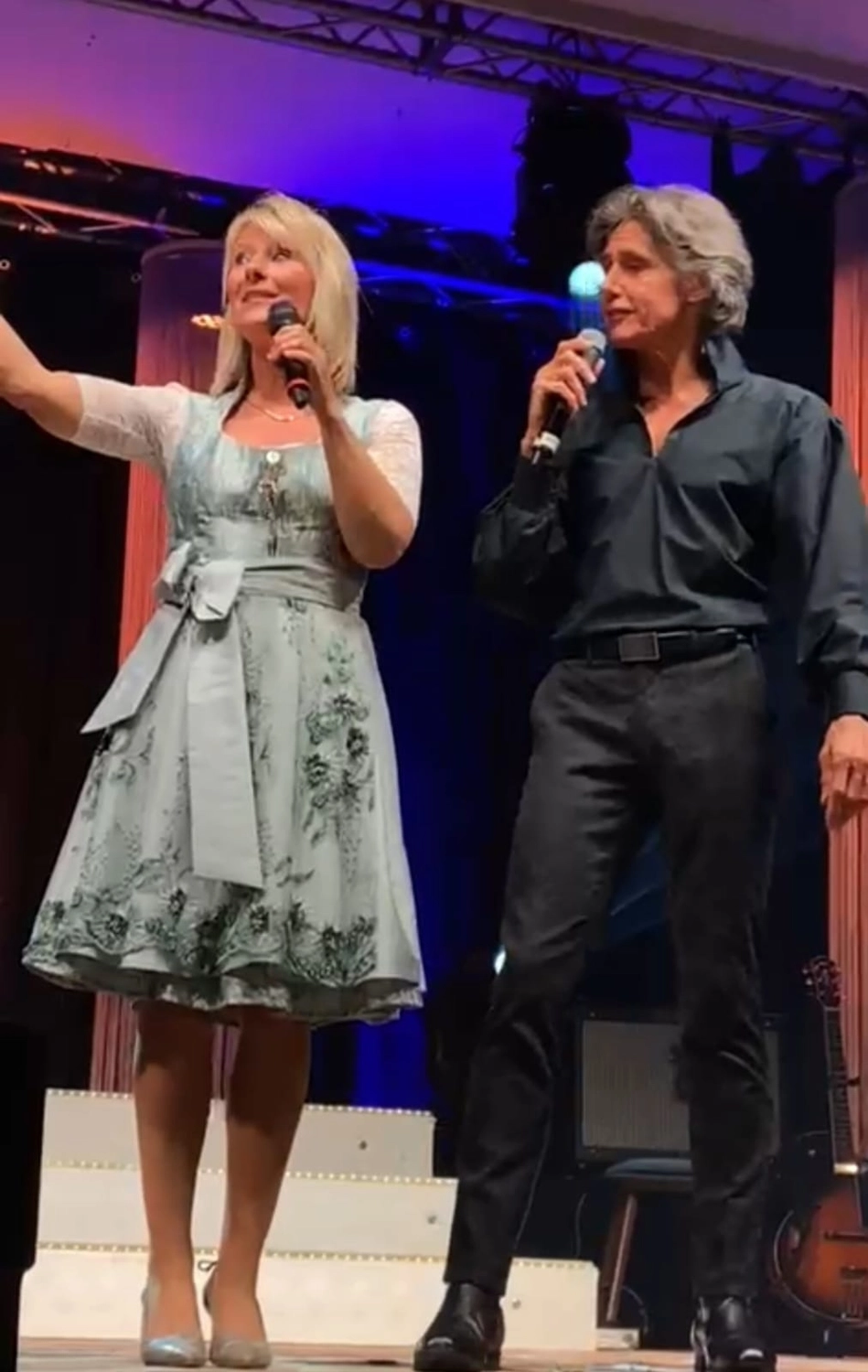 Sänger - Schlagersänger für Tanzveranstaltungen & Konzerte - Michael Kastel singt mit einem Mädchen auf der Bühne