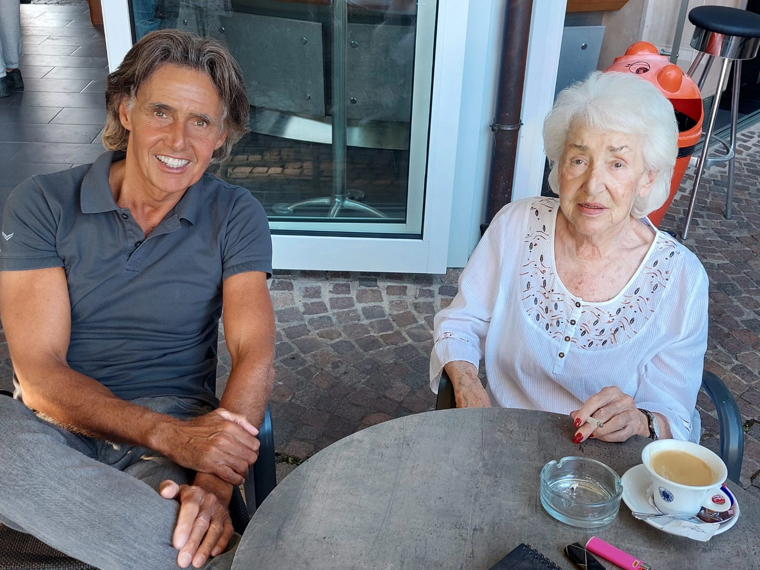 Sänger - Schlagersänger für Tanzveranstaltungen & Konzerte - Michael Kastel mit einer älteren Dame