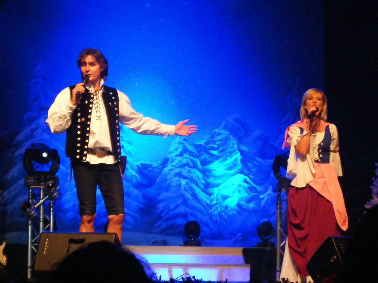 Sänger - Schlagersänger für Tanzveranstaltungen & Konzerte - Michael Kastel singt mit einem Mädchen auf der Bühne