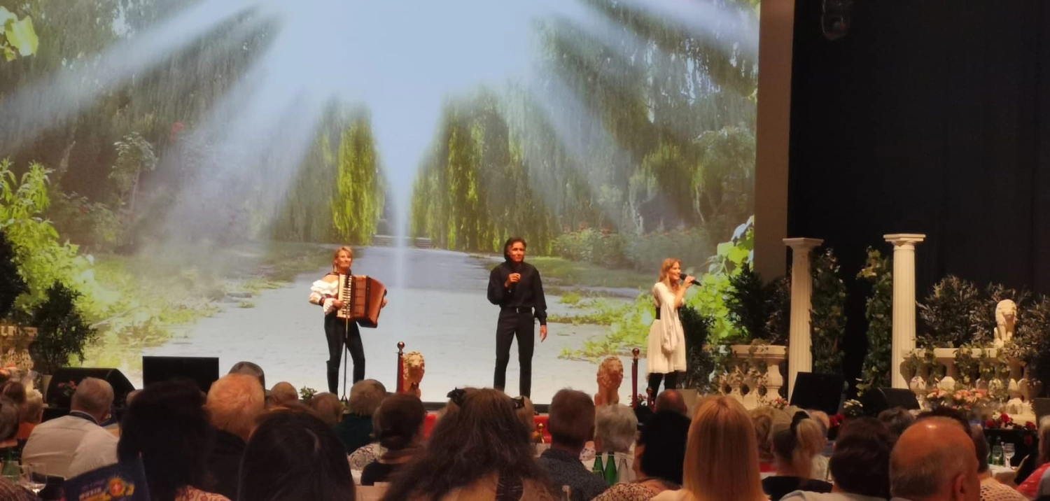 Sänger - Schlagersänger für Tanzveranstaltungen & Konzerte - Michael Kastel singt auf der Bühne
