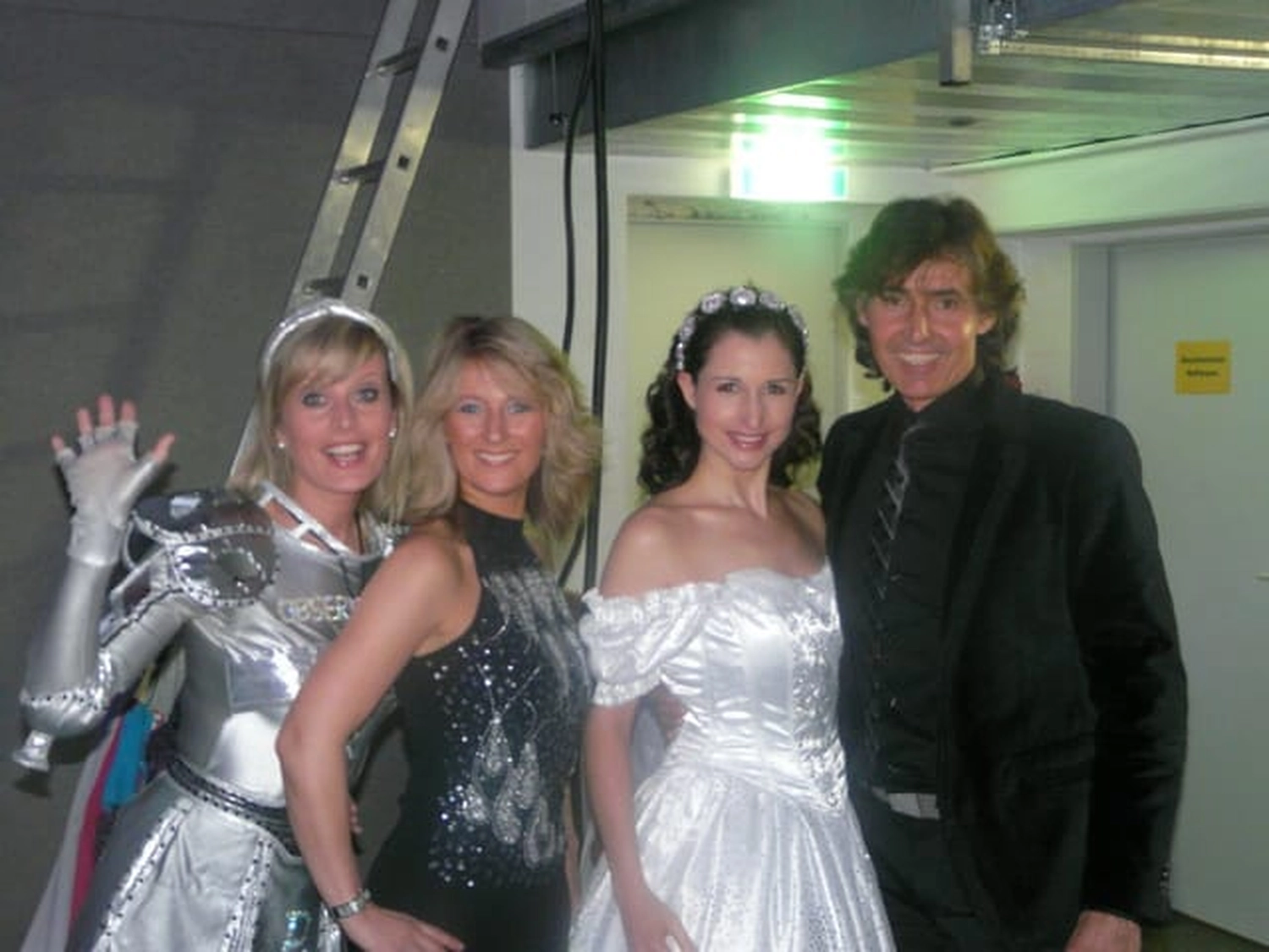 Sänger - Schlagersänger für Tanzveranstaltungen & Konzerte - Michael Kastel mit drei Mädchen