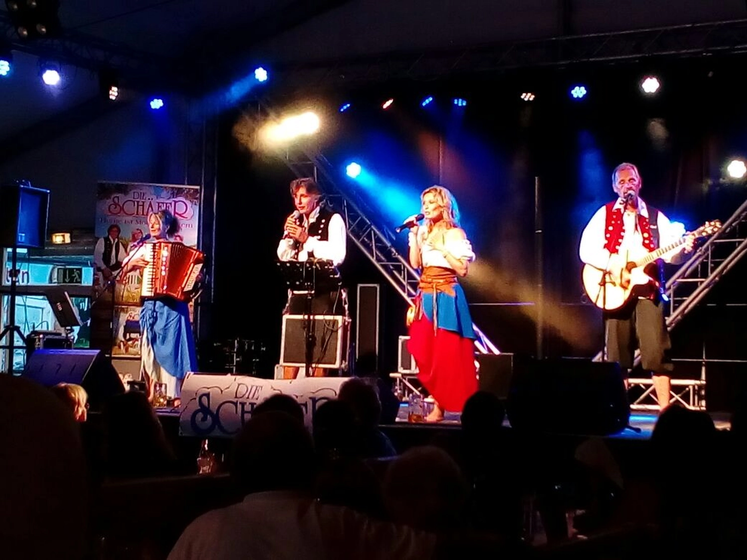 Sänger - Schlagersänger für Tanzveranstaltungen & Konzerte - Michael Kastel singt auf der Bühne