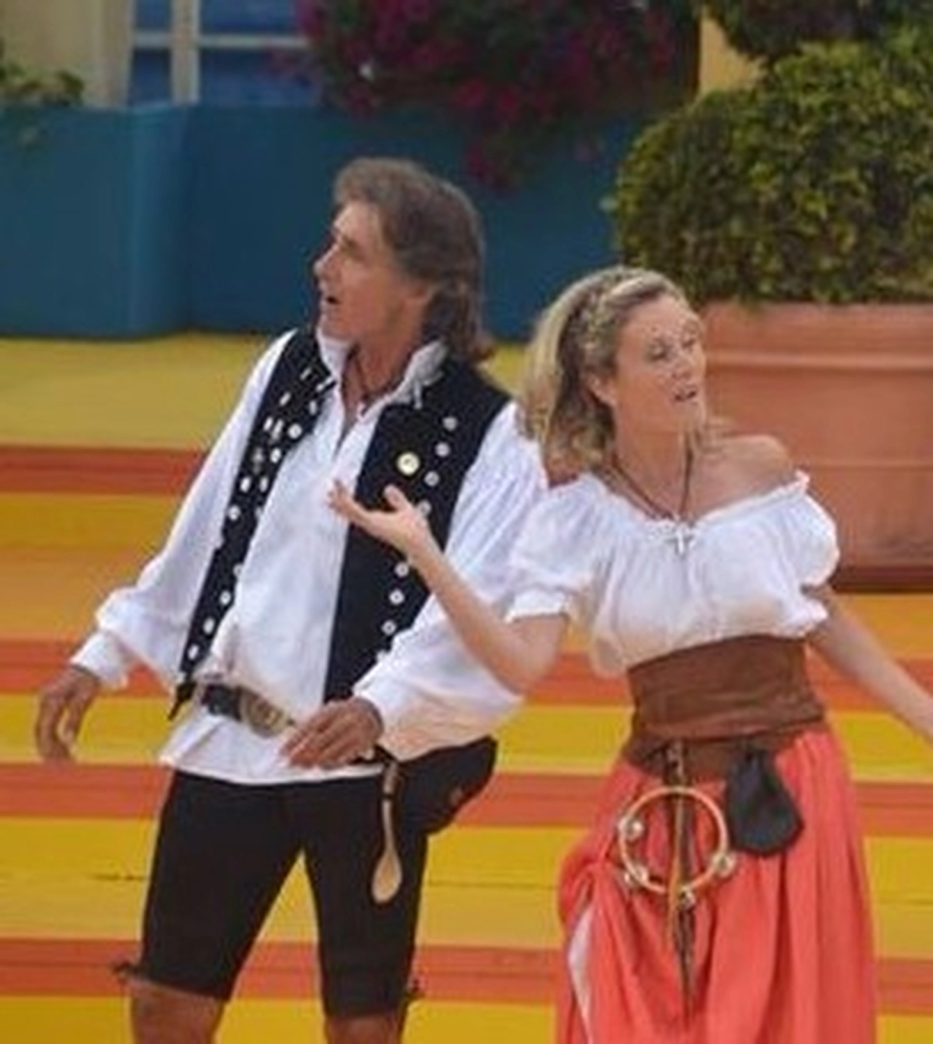 Sänger - Schlagersänger für Tanzveranstaltungen & Konzerte - Michael Kastel singt mit einem Mädchen auf der Bühne