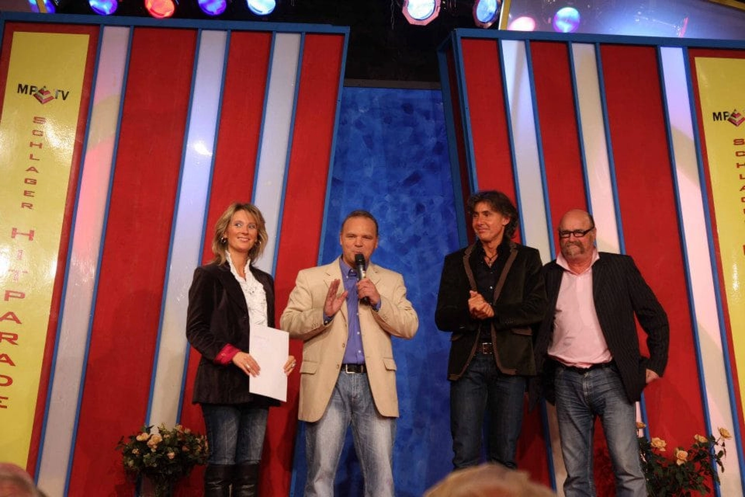 Sänger - Schlagersänger für Tanzveranstaltungen & Konzerte - Michael Kastel mit 2 Männern und einer Frau auf der Bühne