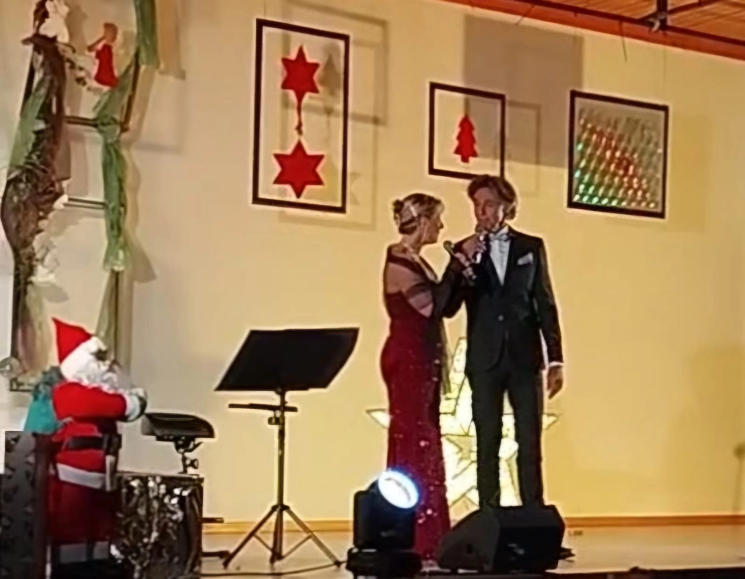 Sänger - Schlagersänger für Tanzveranstaltungen & Konzerte - Michael Kastel singt mit einem Mädchen auf der Bühne