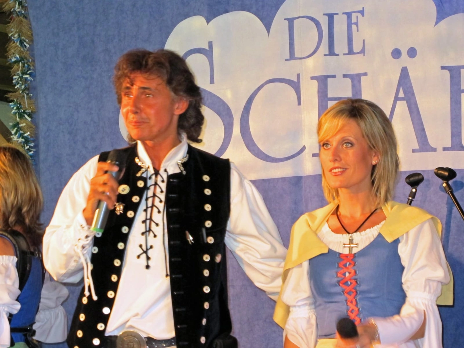 Sänger - Schlagersänger für Tanzveranstaltungen & Konzerte - Michael Kastel singt mit einem Mädchen auf der Bühne