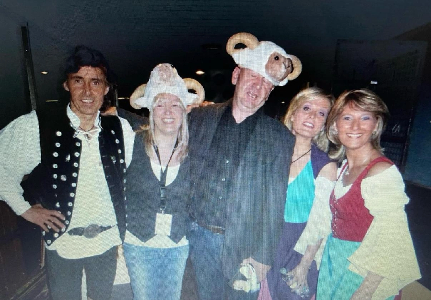 Sänger - Schlagersänger für Tanzveranstaltungen & Konzerte - Michael Kastel mit einem Mann und drei Frauen