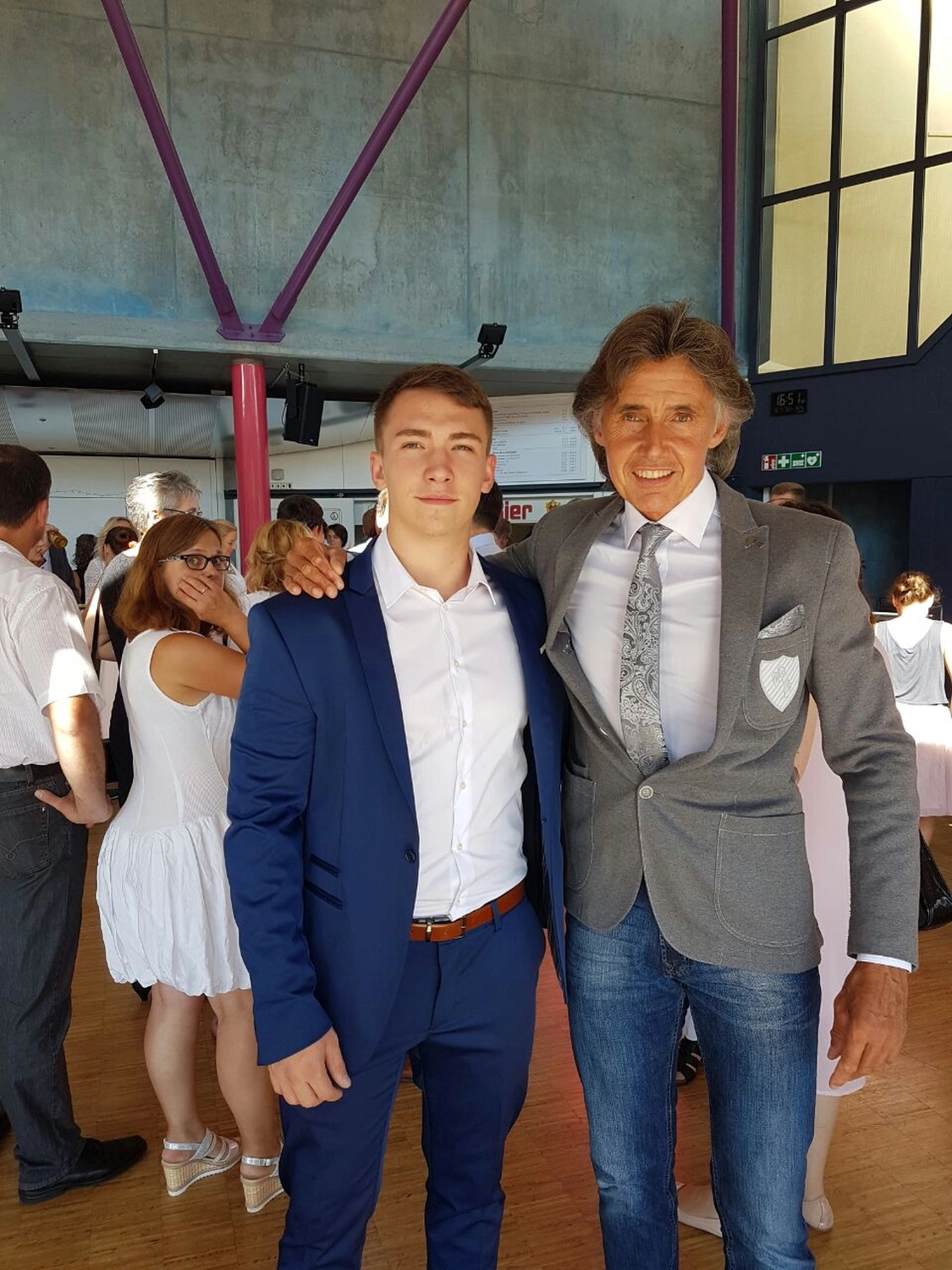 Sänger - Schlagersänger für Tanzveranstaltungen & Konzerte - Michael Kastel mit einem Jungen