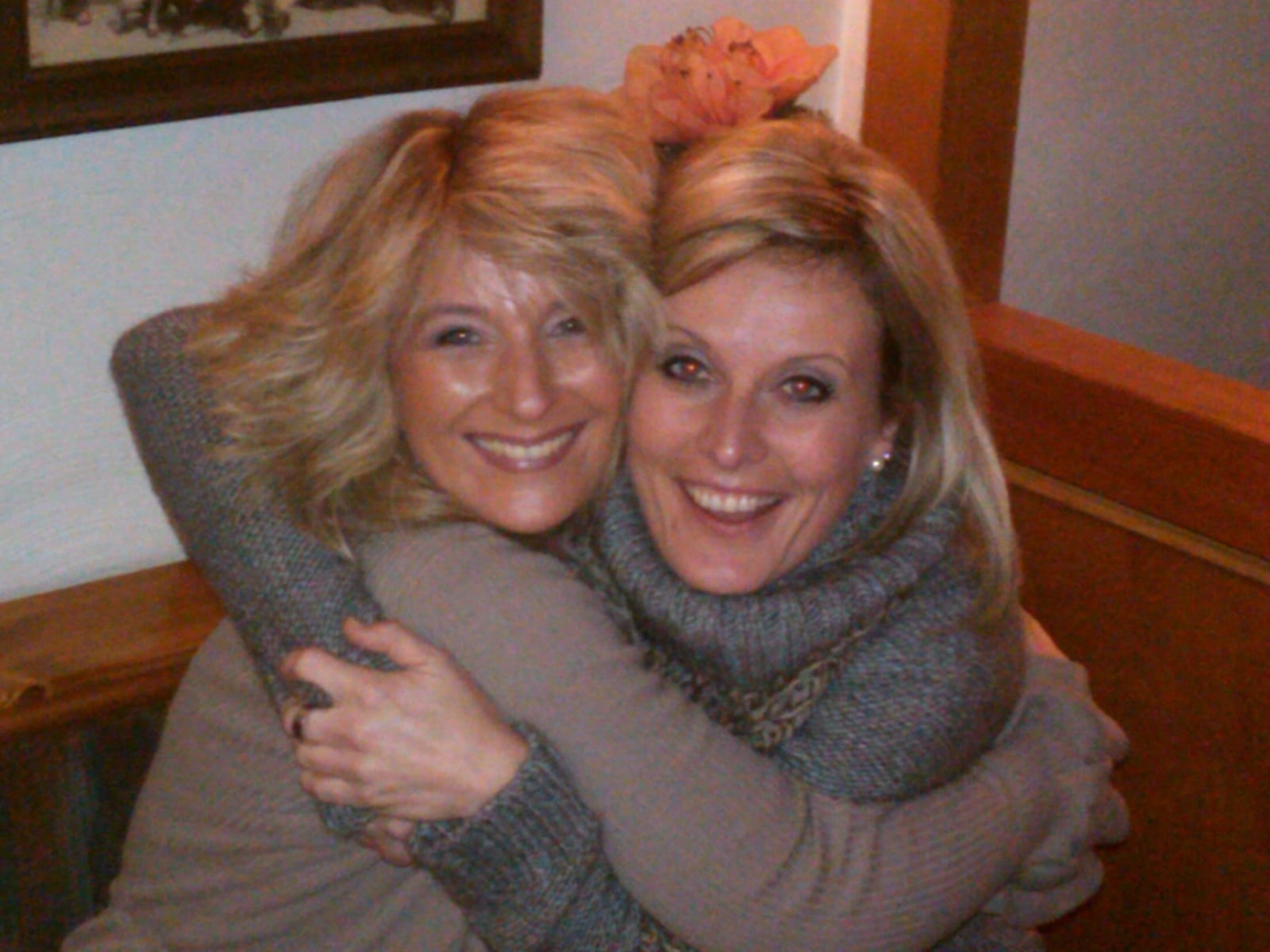 Sänger - Schlagersänger für Tanzveranstaltungen & Konzerte - Zwei Frauen hängen sich gegenseitig auf.