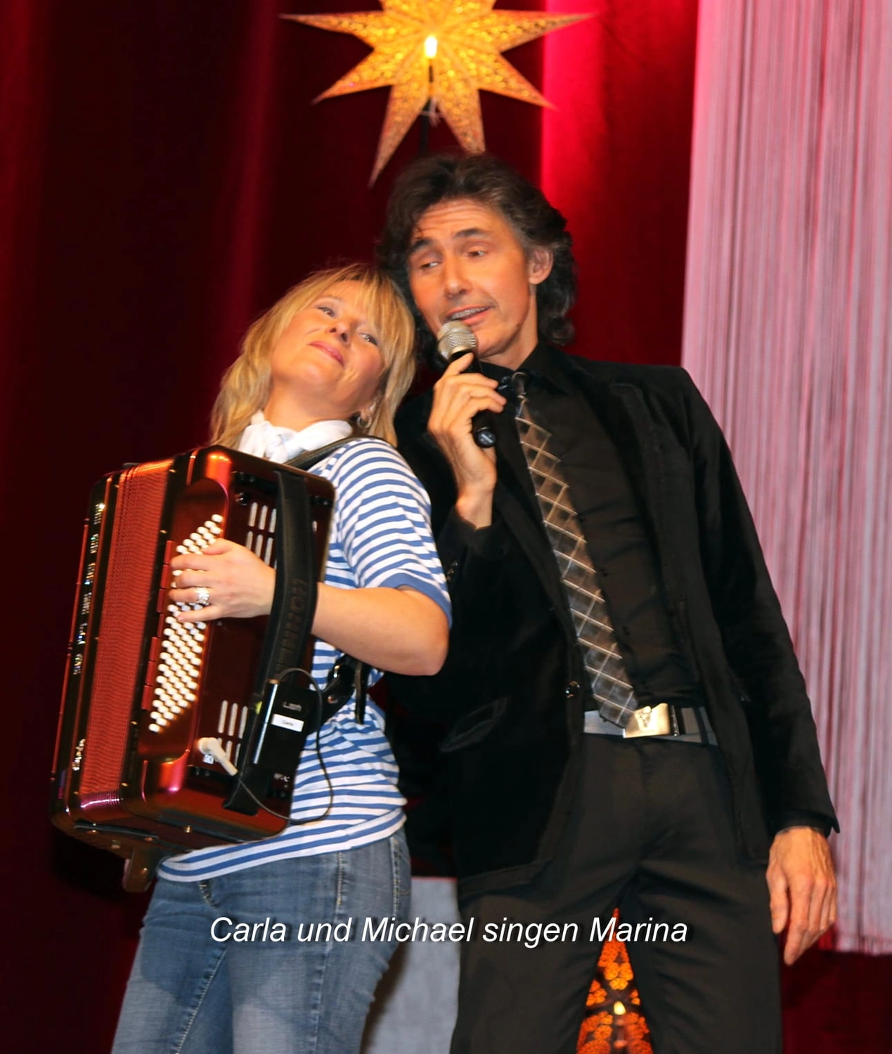 Sänger - Schlagersänger für Tanzveranstaltungen & Konzerte - Michael Kastel singt mit einem Mädchen auf der Bühne