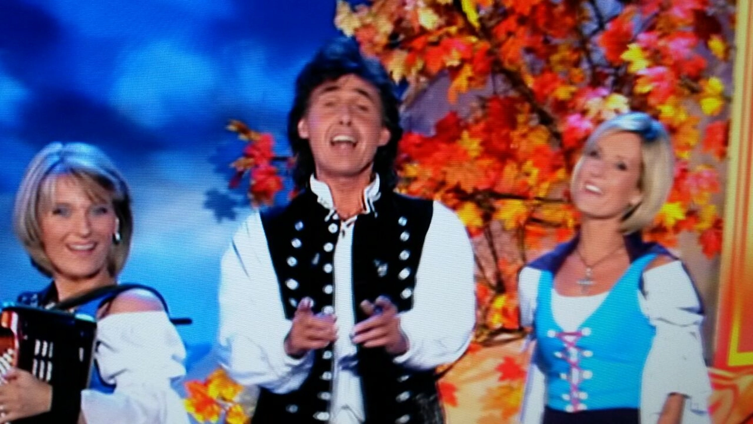 Sänger - Schlagersänger für Tanzveranstaltungen & Konzerte - Michael Kastel mit zwei Frauen auf der Bühne