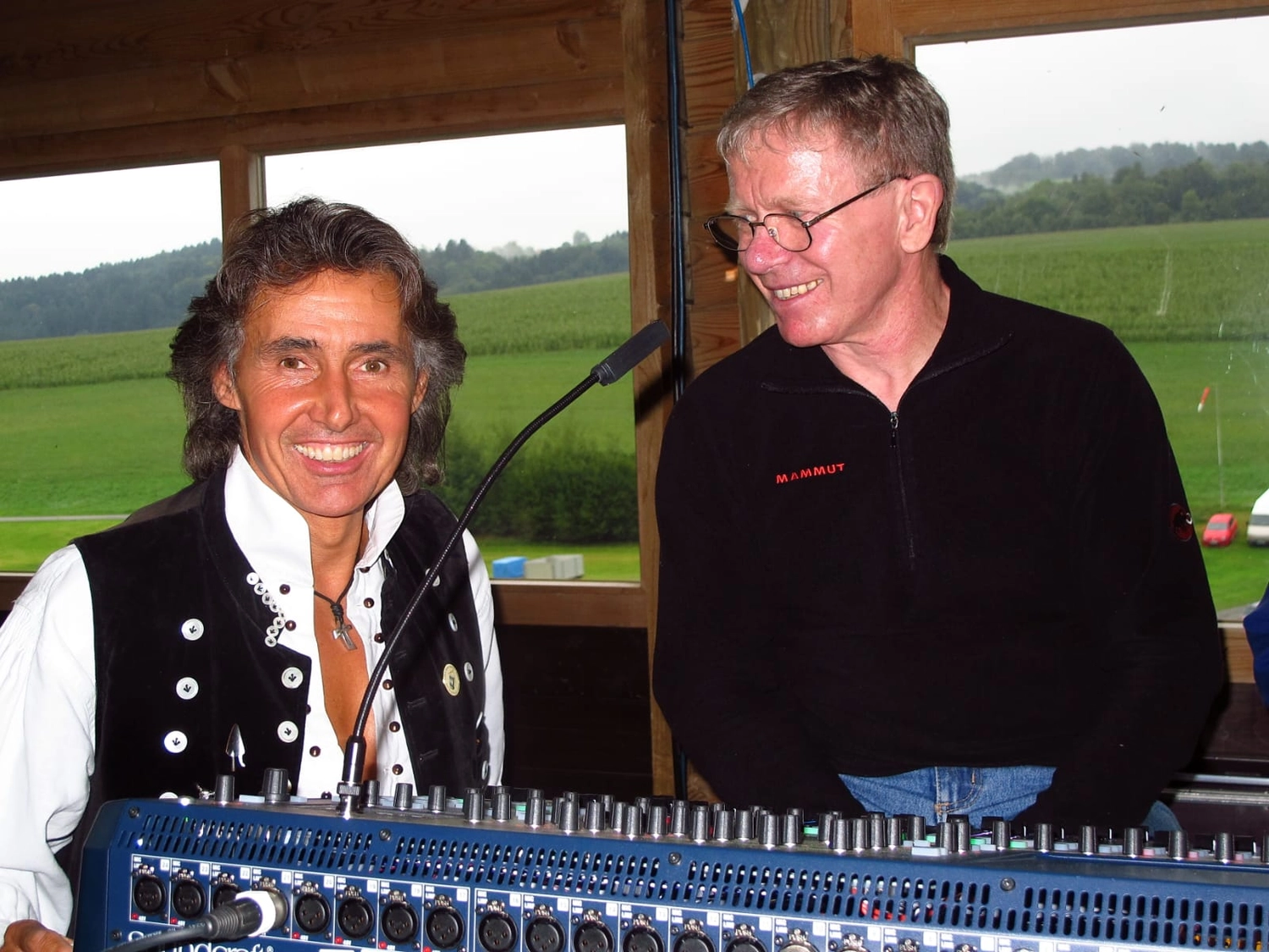 Sänger - Schlagersänger für Tanzveranstaltungen & Konzerte - Michael Kastel mit einem Mann 