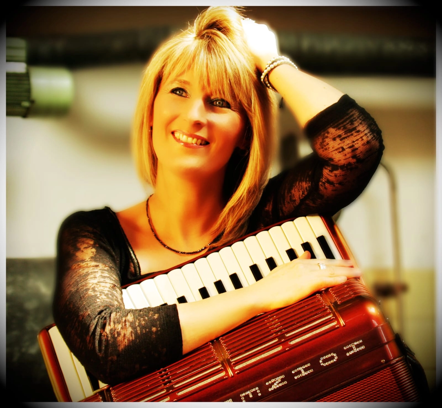 Sänger - Schlagersänger für Tanzveranstaltungen & Konzerte - Ein Mädchen sitzt mit einem Musikinstrument da