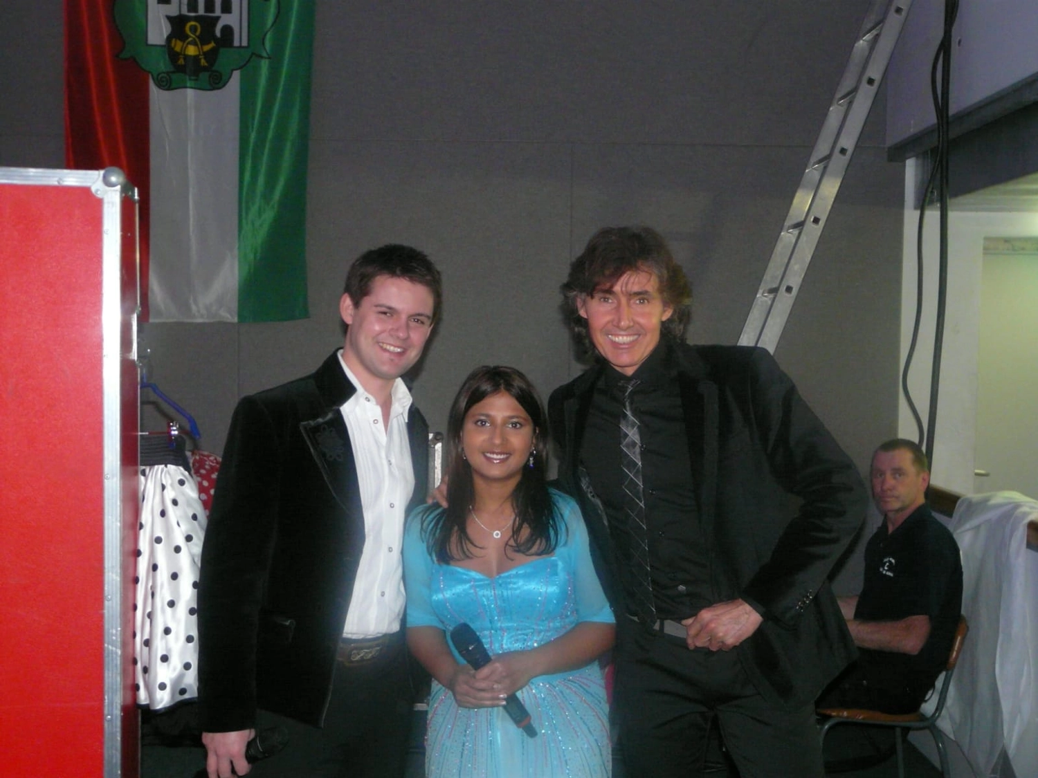 Sänger - Schlagersänger für Tanzveranstaltungen & Konzerte - Michael Kastel mit einem Mädchen und einem Jungen