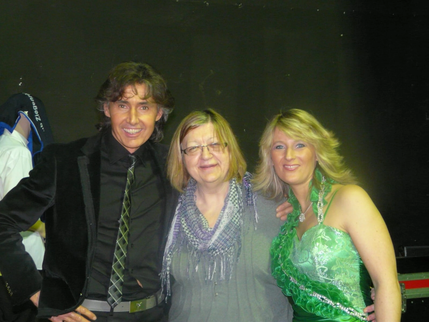 Sänger - Schlagersänger für Tanzveranstaltungen & Konzerte - Michael Kastel mit einer Frau und einer alten Dame