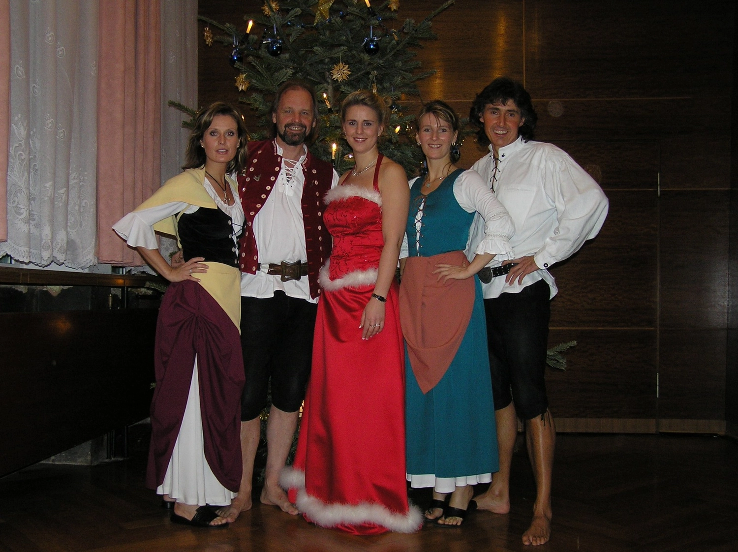 Sänger - Schlagersänger für Tanzveranstaltungen & Konzerte - Michael Kastel mit einem Mann und drei Frauen