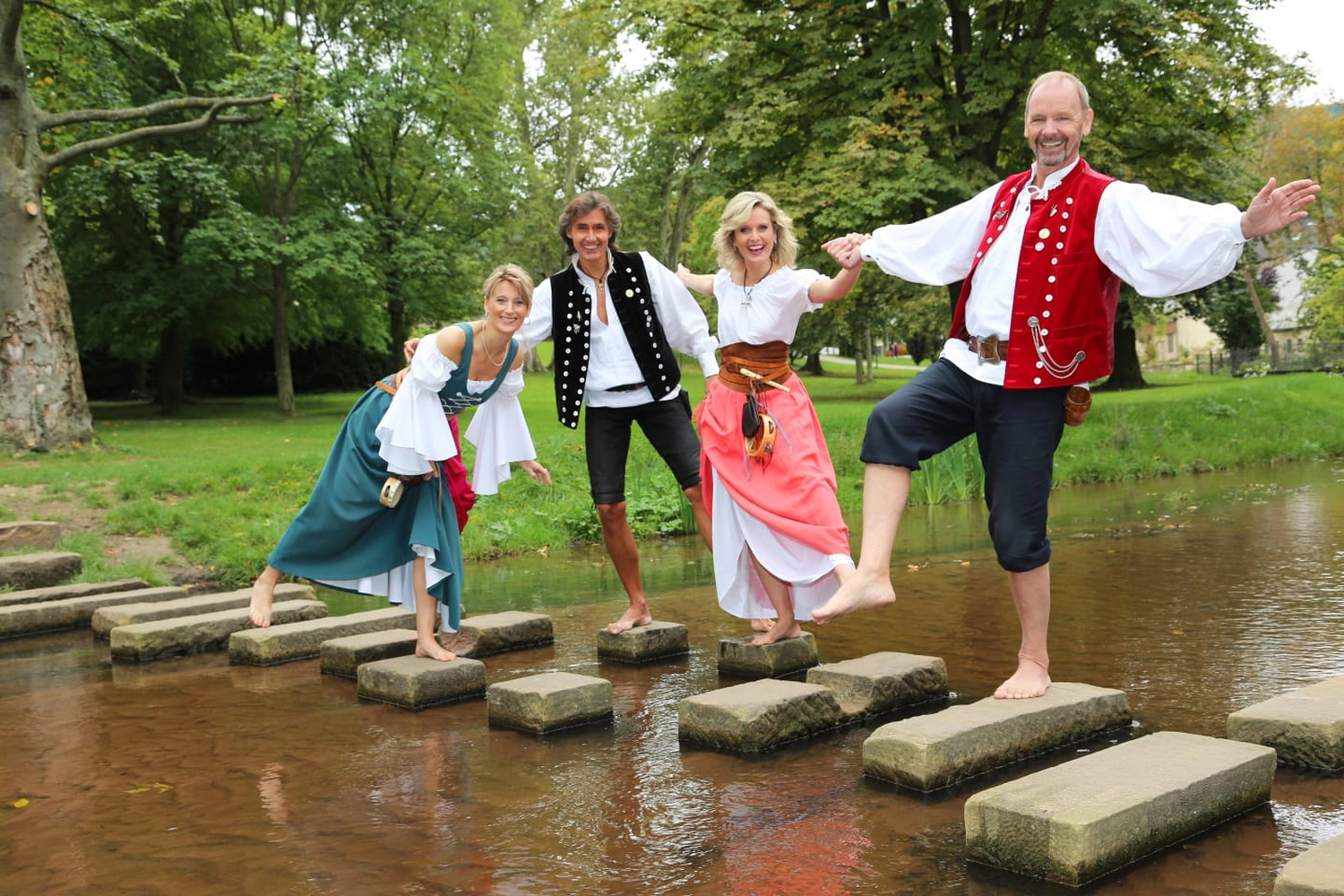 Sänger - Schlagersänger für Tanzveranstaltungen & Konzerte - Michael Kastel mit zwei Frauen und einem Mann