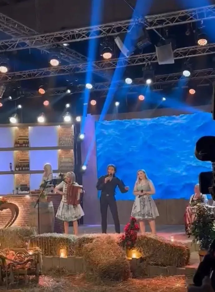 Sänger - Schlagersänger für Tanzveranstaltungen & Konzerte - Michael Kastel singt auf der Bühne