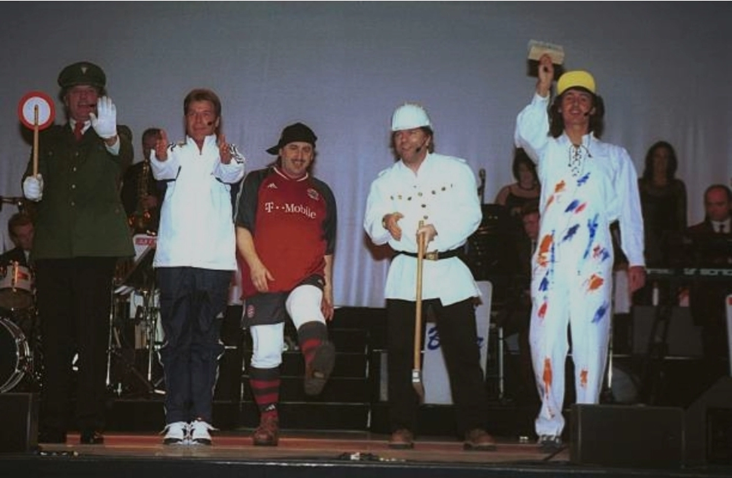 Sänger - Schlagersänger für Tanzveranstaltungen & Konzerte - Michael Kastel mit einem Mann und drei Frauen