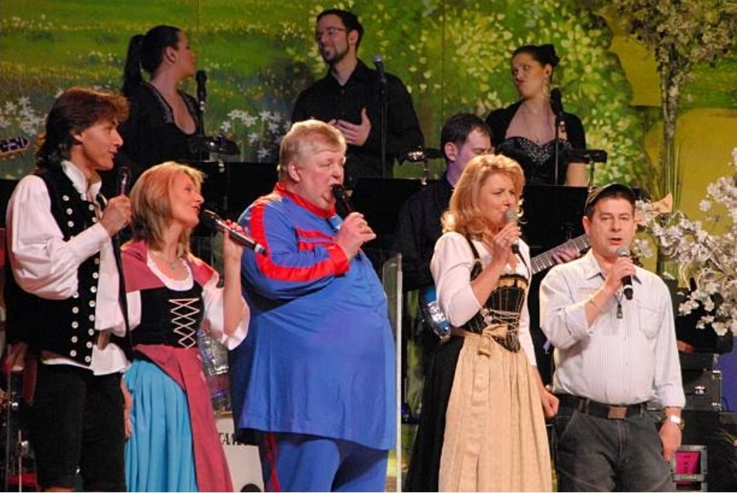 Sänger - Schlagersänger für Tanzveranstaltungen & Konzerte - Michael Kastel mit einem Mann und drei Frauen