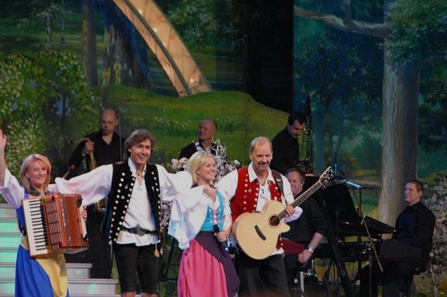 Sänger - Schlagersänger für Tanzveranstaltungen & Konzerte - Michael Kastel mit einem Mann und drei Frauen